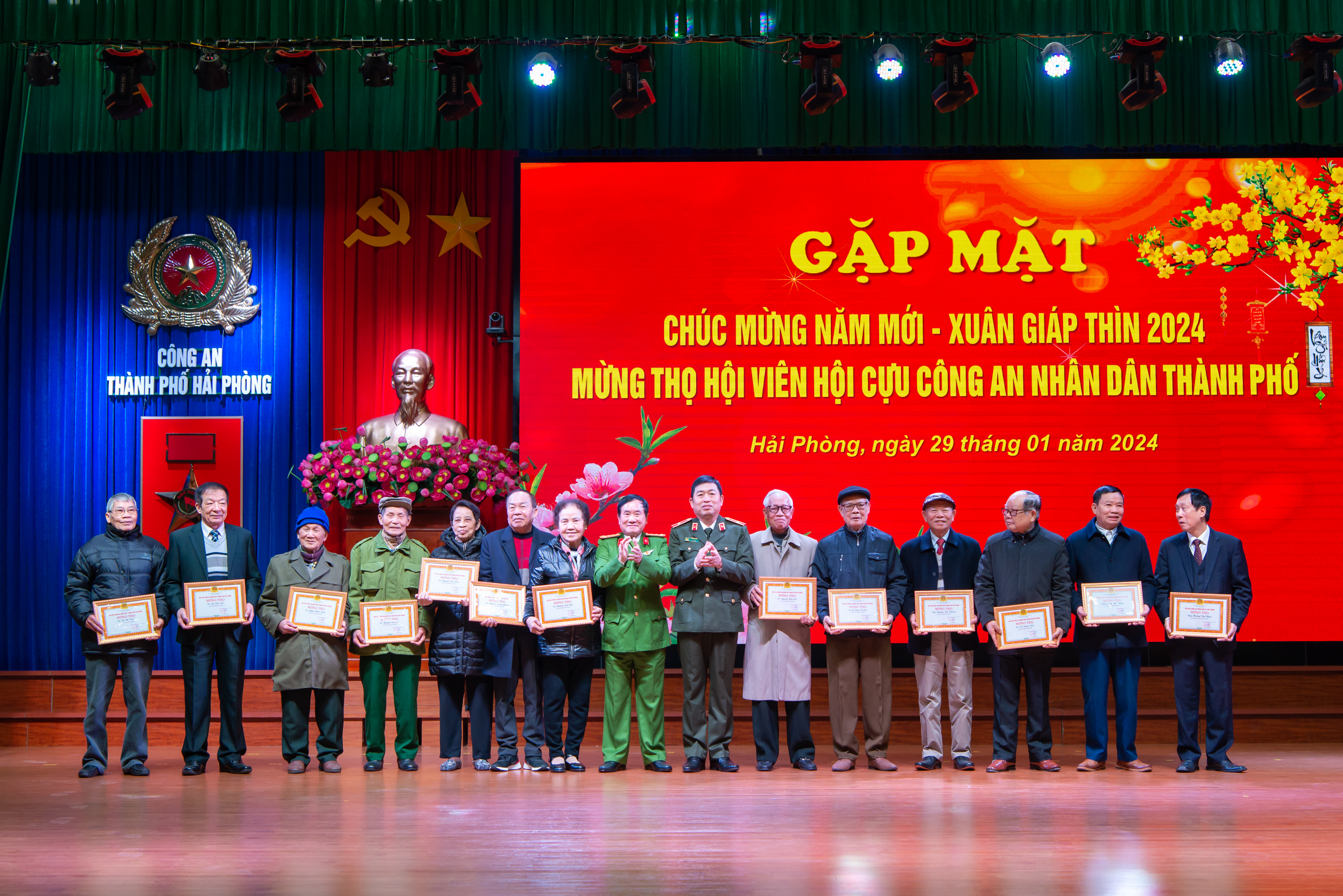 Gặp mặt đầu xuân Giáp Thìn, mừng thọ 21 hội viên Hội Cựu CAND thành phố